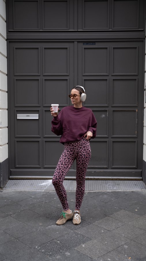 Instagram post by @patriciawirschke for Hey Honey. Caption reads: Sporty, stylish & cozy @heyhoneyyoga – the perfect....