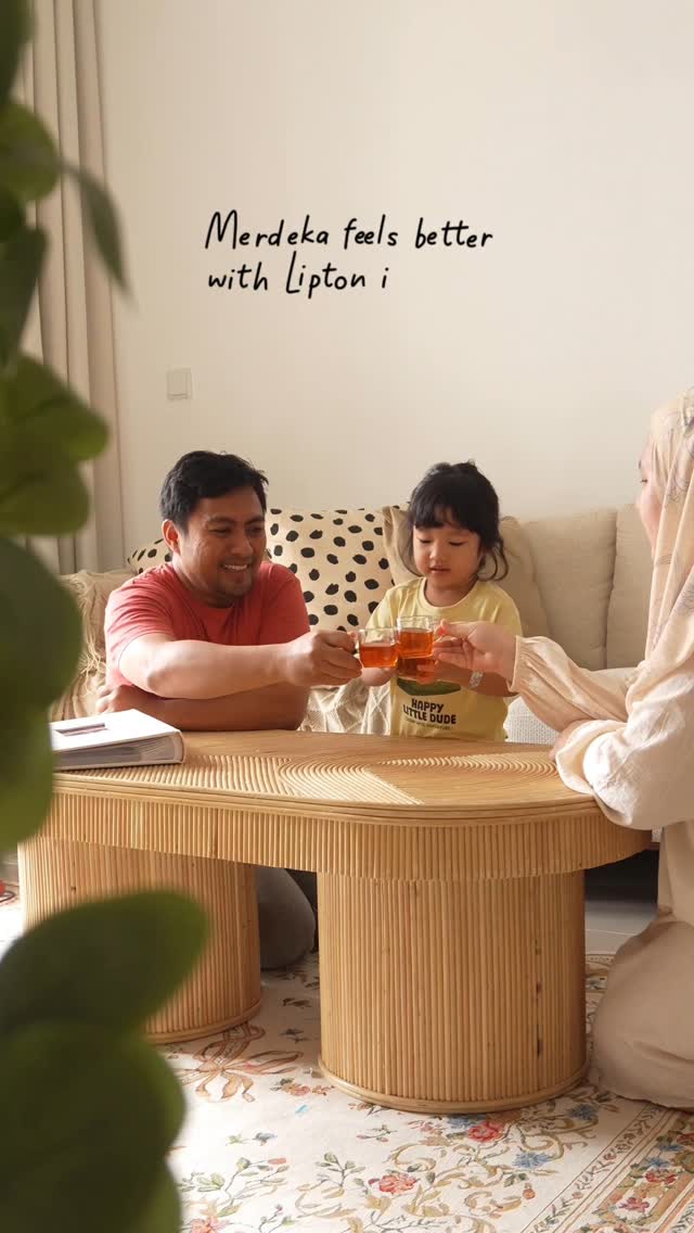 Instagram post by @raratannnn_ for Lipton. Caption reads: Pagi Merdeka kami simple je. Duduk sama, sembang,....