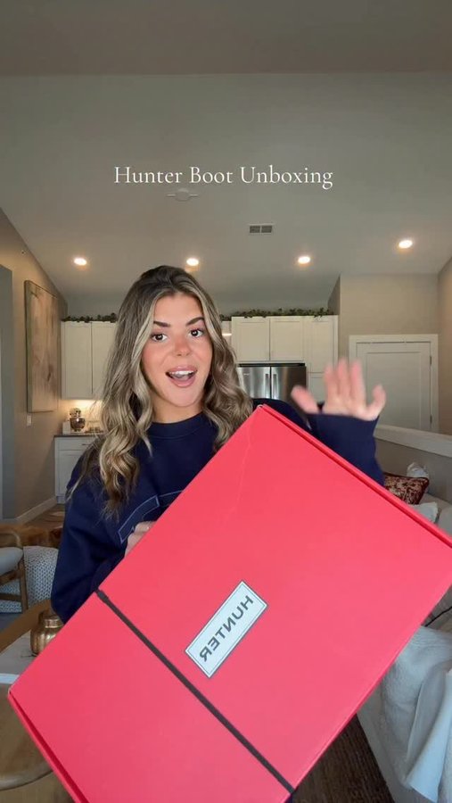 Instagram post by @madisonsvetz for Hunter Boots. Caption reads: the green are just iconic!!! 💚🌲🌴

Comment SHOP....