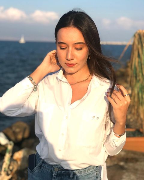 Instagram post by @ezgidunyaadami for New Well. Caption reads: [...] Porselen Makyaj: @newwellmakeup Beyaz....