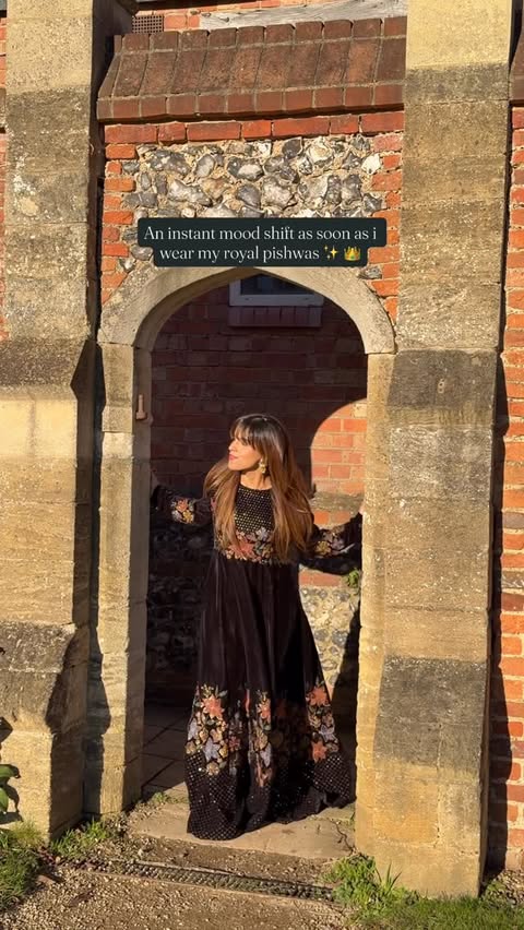 Instagram post by @busywittymama for Iznik Fashion. Caption reads: [...] royal energy in every step with....