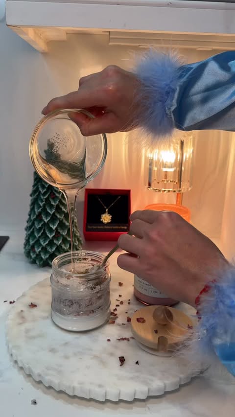 Instagram post by @chavely_casanova for Vidawheel Jewelry. Caption reads: Me gustan los regalos que se sienten.
Este....