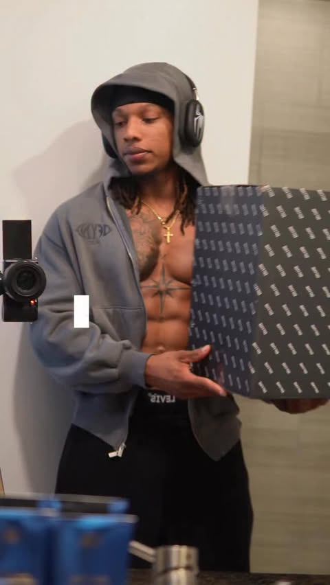 Instagram post by @dreveonn for DFYNE. Caption reads: @dfyne.official Winter haul [...].