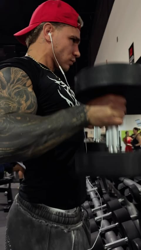 Instagram post by @yetus_prime for Gymshark. Caption reads: 🦈 @gymshark siguen los descuentos [...].