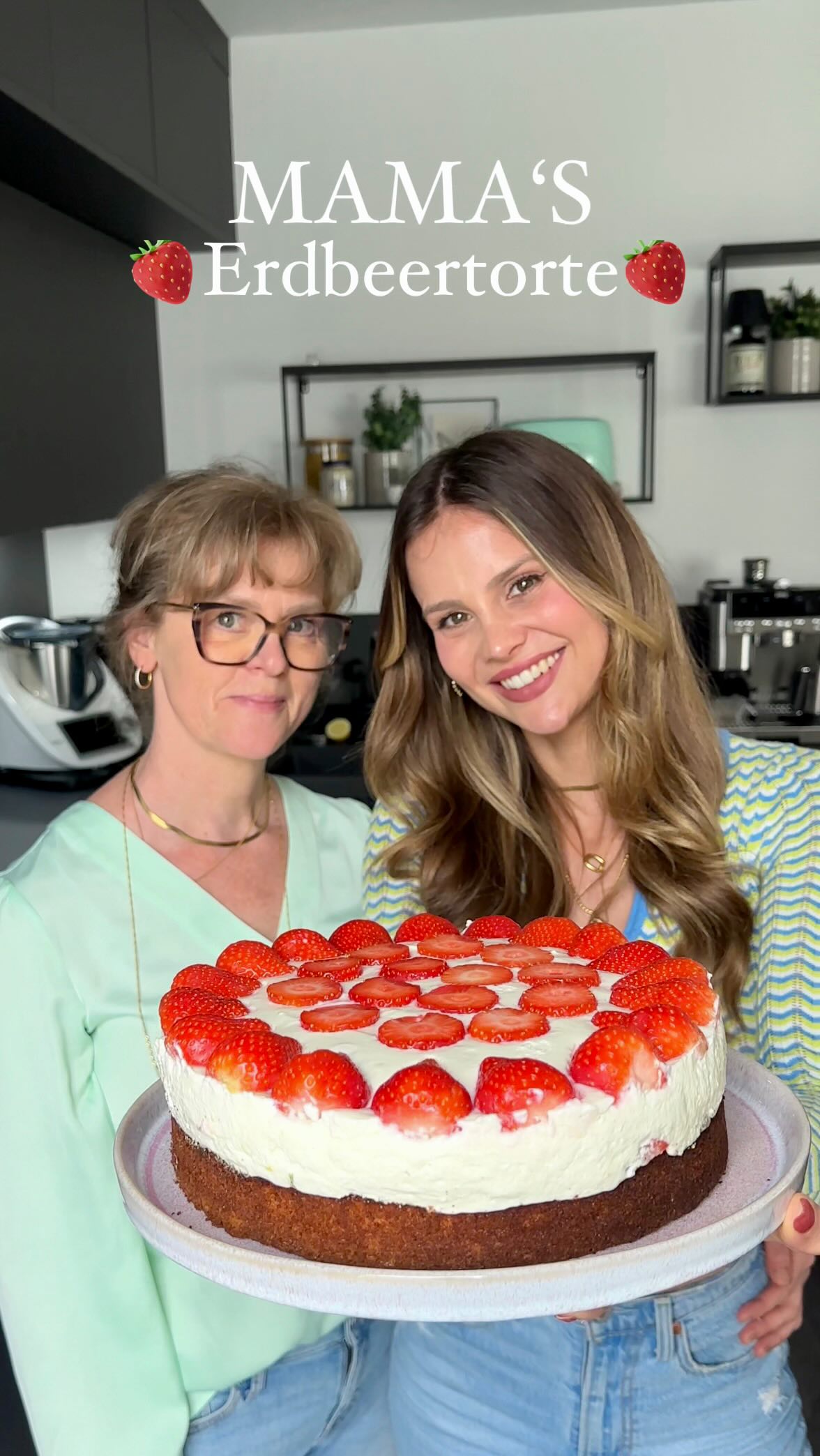 Instagram post by @stephifashion for PURELEI. Caption reads: *anzeige Mamas Erdbeertorte 🍓 
Mit weniger Zucker....