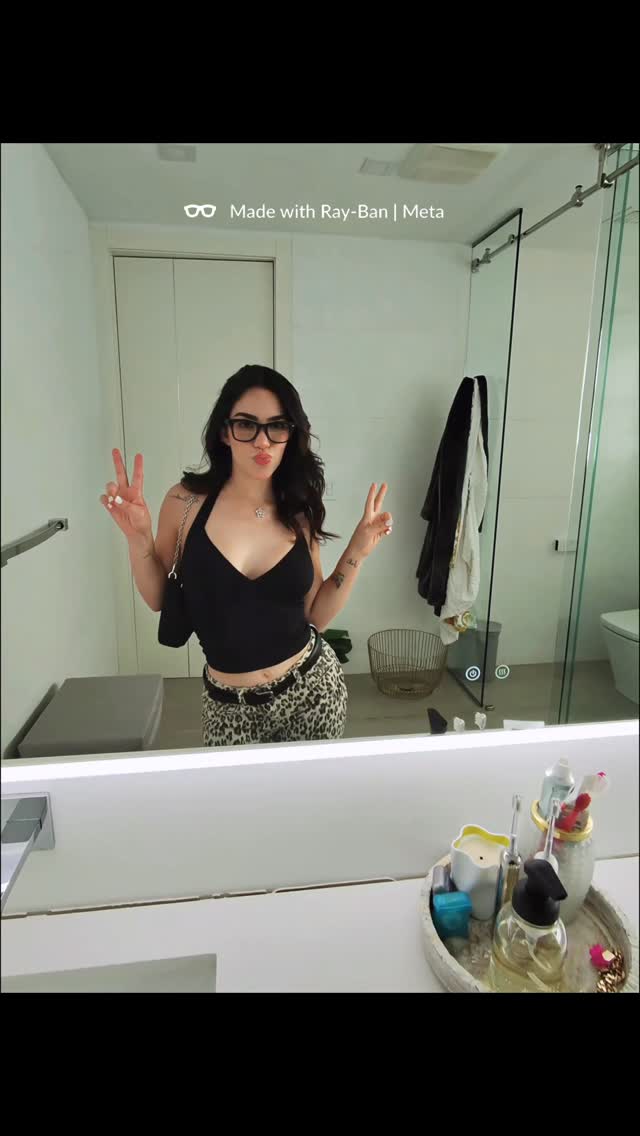 Instagram post by @kimberly.loaiza for Ray-Ban. Caption reads: Amo guardar recuerdos con mis ojos 🫶🏻....