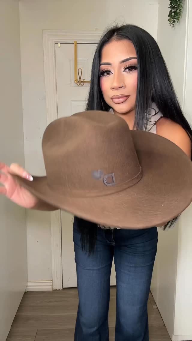 Instagram post by @diaanamaartineez for Wrangler. Caption reads: gifted by Wrangler Jeans 

Inlove with these jeans....