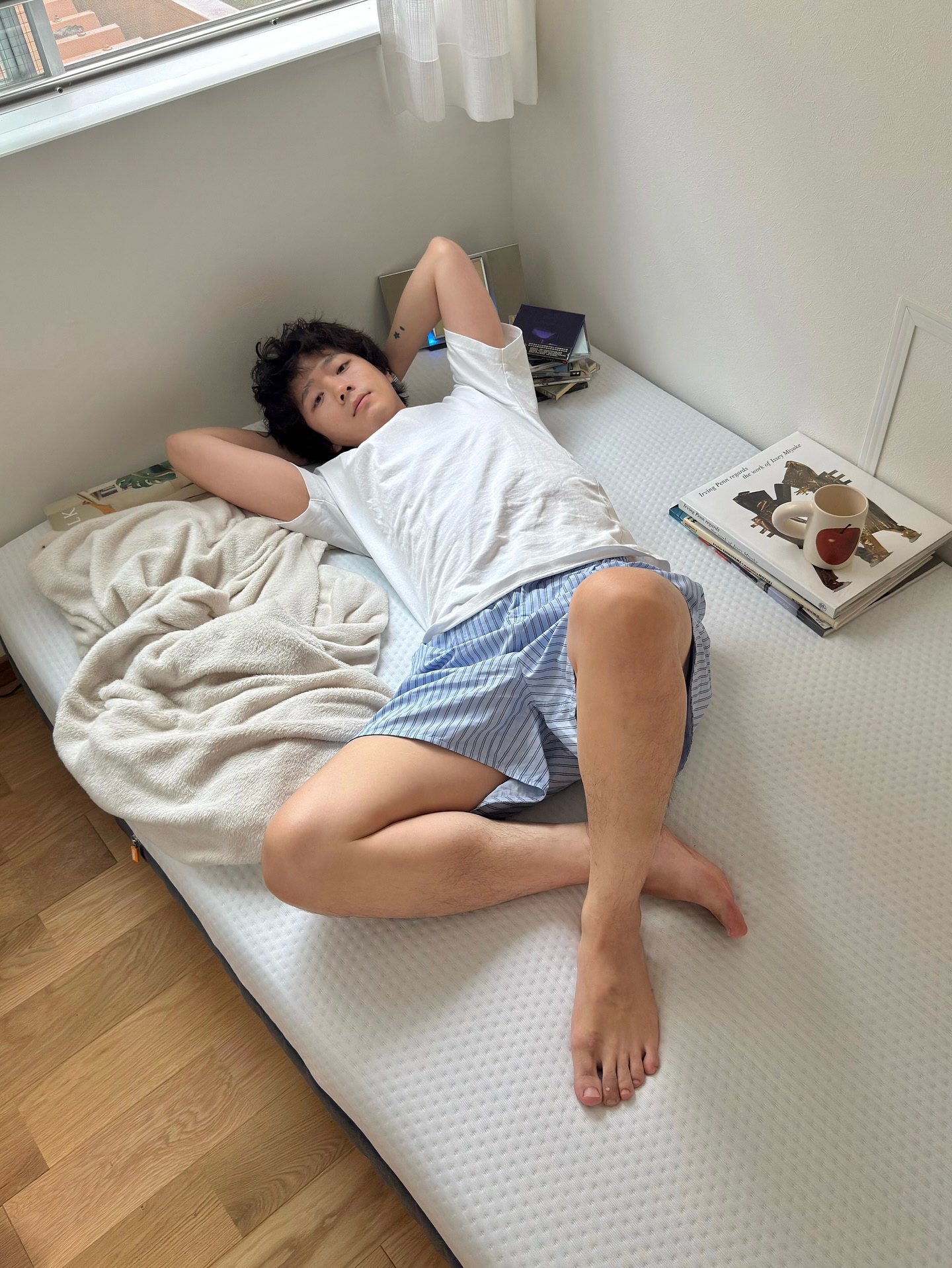 Instagram post by @kevin_chen_tko for Emmasleepjapan. Caption reads: 雨の日。​
​
ベッドで昔のCDを聴きながら、雑誌を読む。​
新しくした ....