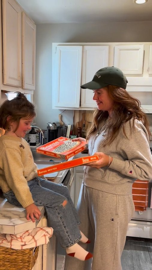 Instagram post by @7kidskitchen for Banza. Caption reads: After School Snack Goals 🍕✨
Loving this new....