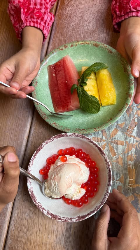 Instagram post by @raisingwestons for Rosa's Thai. Caption reads: [...] Easter Holidays!!! We just went to Rosa's....