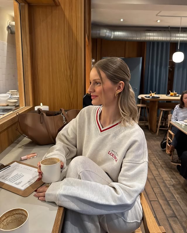 Instagram post by an influencer for Lounge. Caption reads: [...] date and city strolls @lounge_ ☕️🤎🤍.