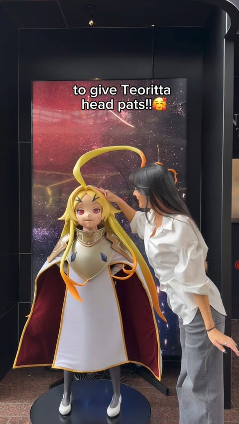 Instagram post by @lenalemon for Crunchyroll. Caption reads: [...] out for her at other cons this year!!....