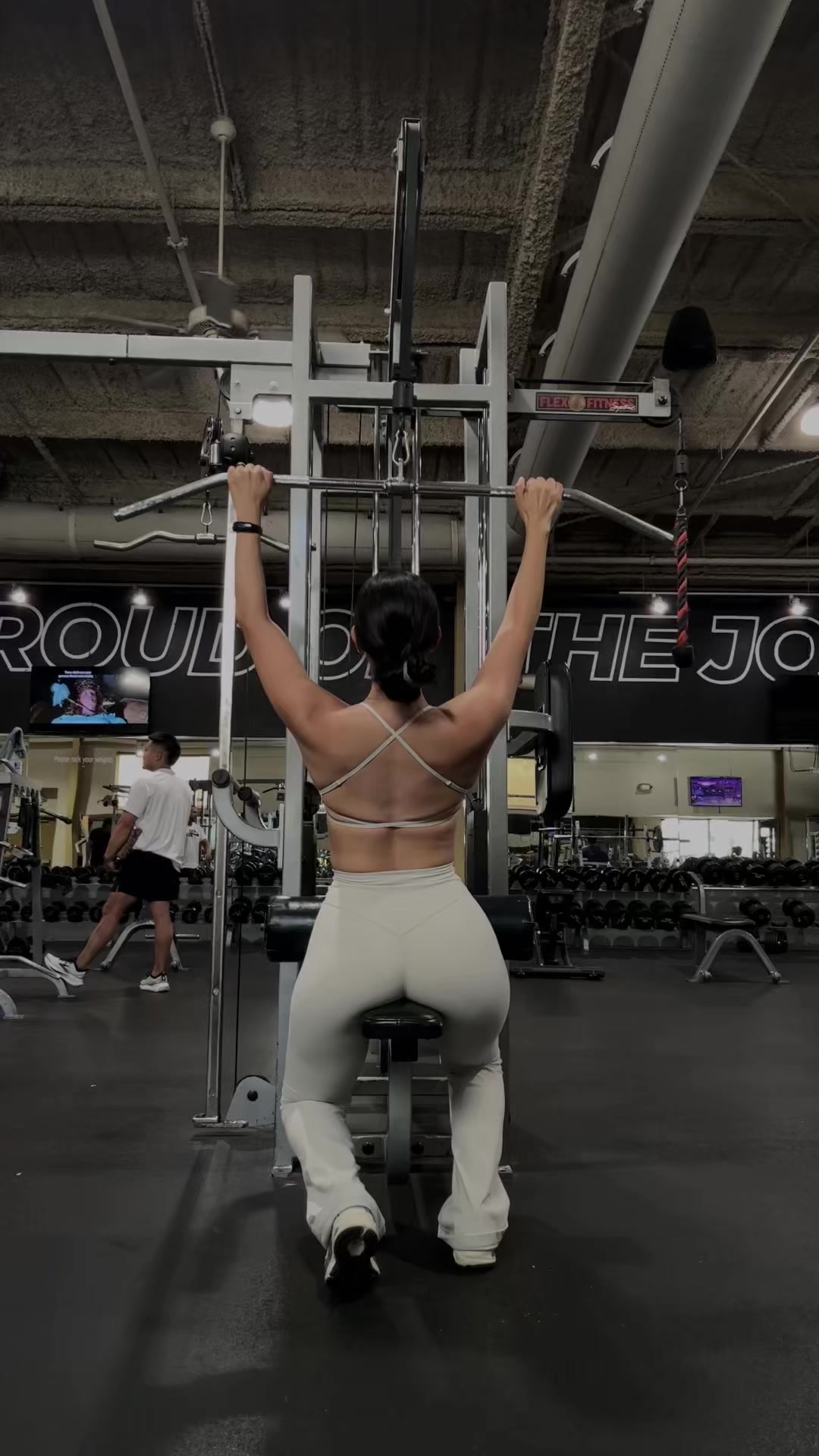 TikTok post by @esmerfit_ for PAVOI Active. Caption reads: [...] 🔗 in video 🍑 Shop full fit from @Pavoi....