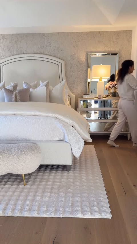 Instagram post by @farahjmerhi for SimpliSafe. Caption reads: [...] being away without worrying thanks to....