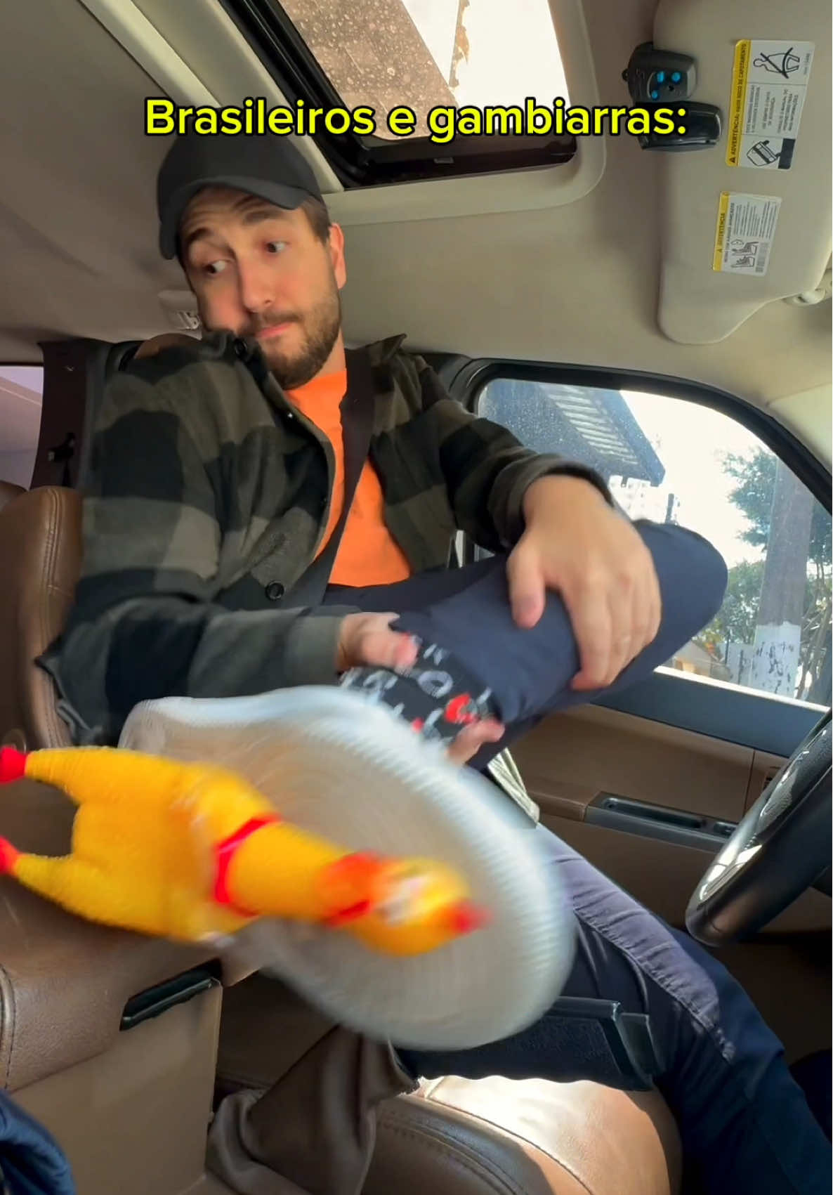 TikTok post by @vinidalpino for Amazon Brasil. Caption reads: [...] e chega de gambiarras, corre pra @Amazon....