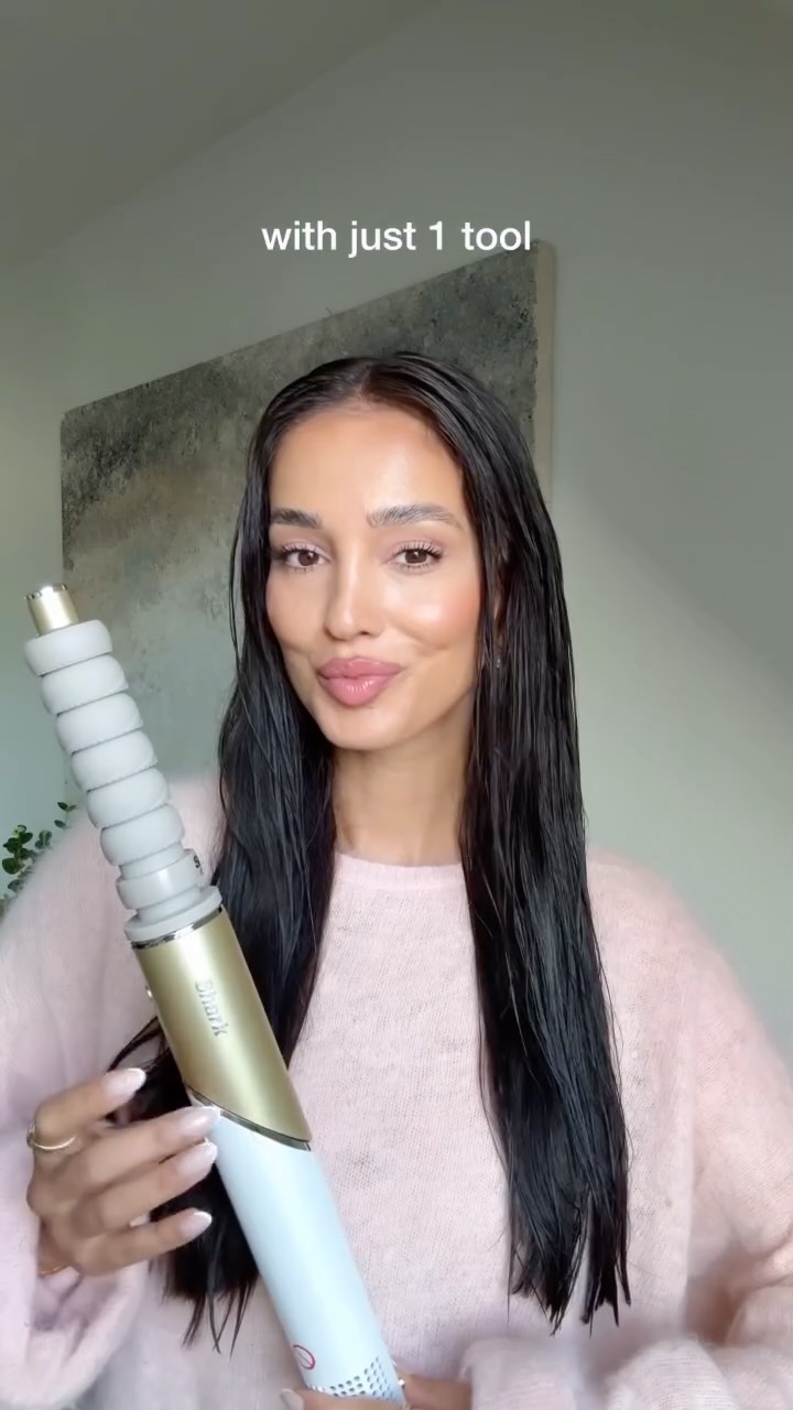 Instagram post by @samira.sfiii for Shark Beauty. Caption reads: Anzeige/ Meet the Shark Glam Multistyler....