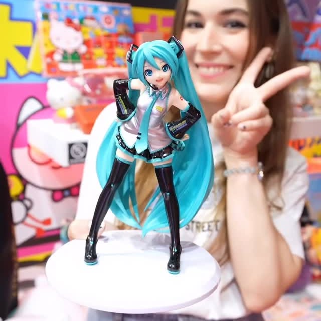Instagram post by @pinku_kiwi for Mercari. Caption reads: Cette année à la Japan Expo j’ai découvert....