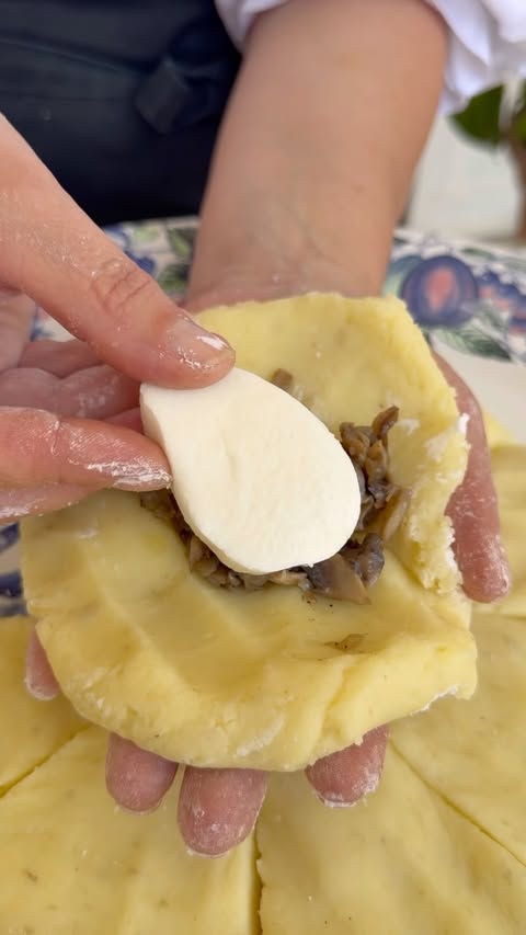 Instagram post by @ewa.masterchef for COSORI. Caption reads: [...] Pieczemy we frytkownicy beztłuszczowej....
