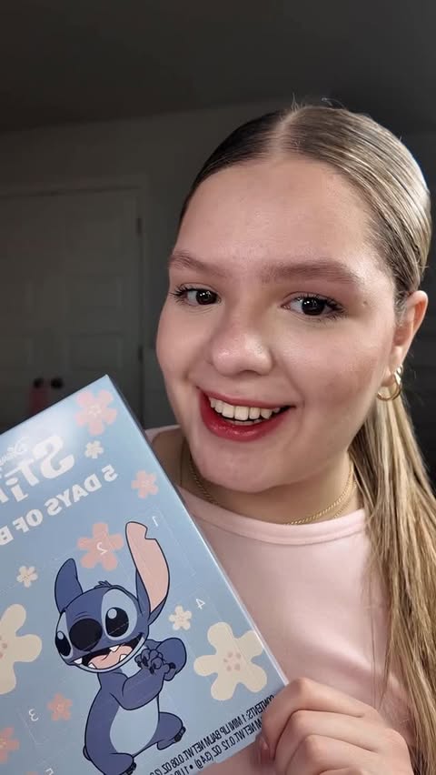 Instagram post by @byadrimolero for Five Below. Caption reads: Calendario de adviento por solo $5 de @fivebelow....