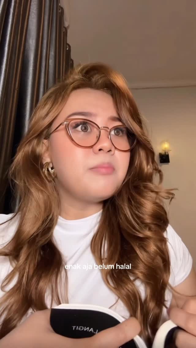 Instagram post by @dheaanaputri for Scarlett Whitening. Caption reads: kalo bibir kering & gelap, pakenya Scarlett Tinted....