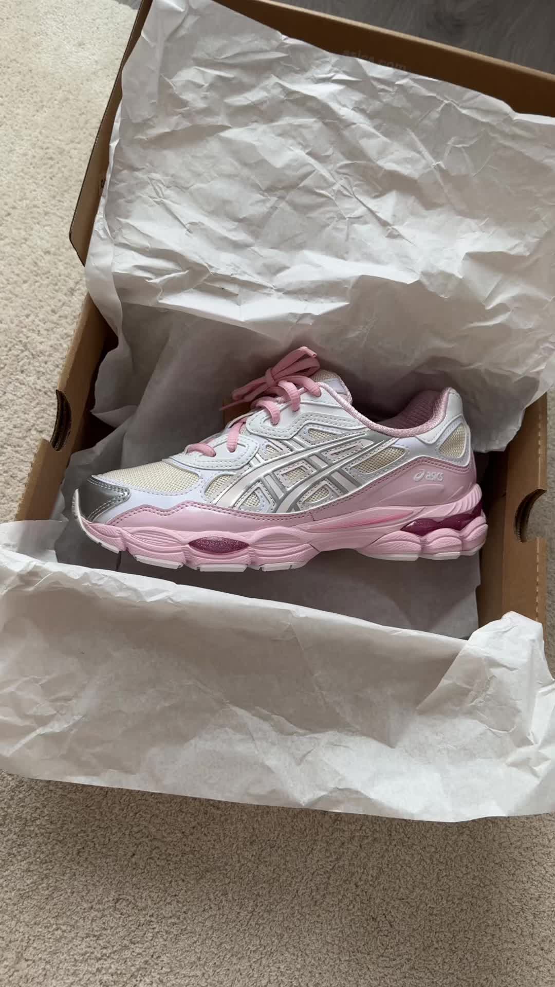 TikTok post by @fanamss for Courir. Caption reads: Asics Gel NYC x Kicki Yang 🎀 Vous aimez ? @Courir....