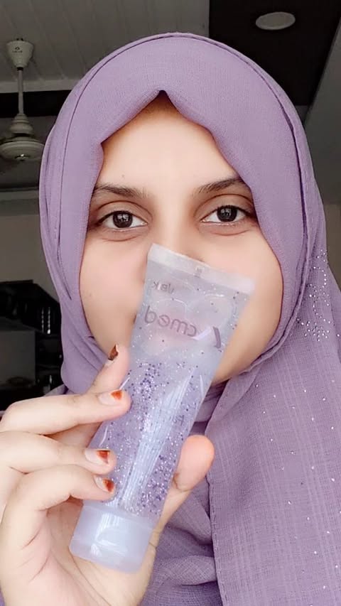 Instagram post by @syedaaliyatasneem for Viral Pitch. Caption reads: Your skin deserves the best... 1. Acmed Facewash.....