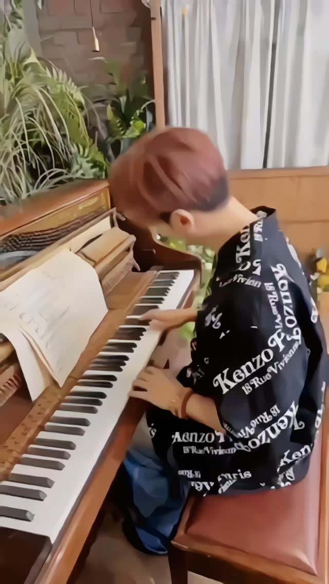 Instagram post by @heysayhim for KENZO. Caption reads: [...] 音樂與美妝結合！
🎵ピアノコンサート

👕Fashion by:....