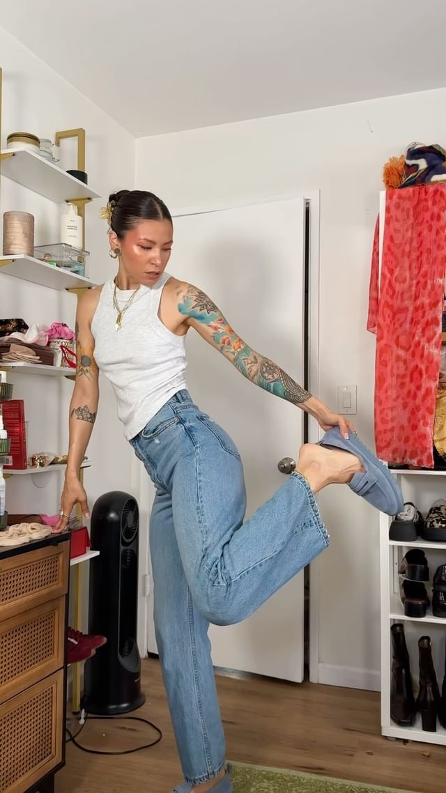 Instagram post by @juliageezy for Vionic Shoes. Caption reads: I forgot how OP the purple and brown color combo....