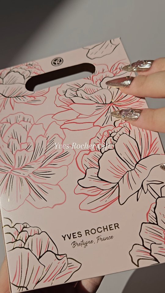 Instagram post by @vousmango for Yves Rocher. Caption reads: Yves Rocher Gift #Package @yvesrocherturkiye....