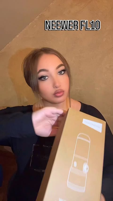 Instagram post by @mika_mau for NEEWER. Caption reads: NEEWER FL10 made by @neewer 
Available at: [...].