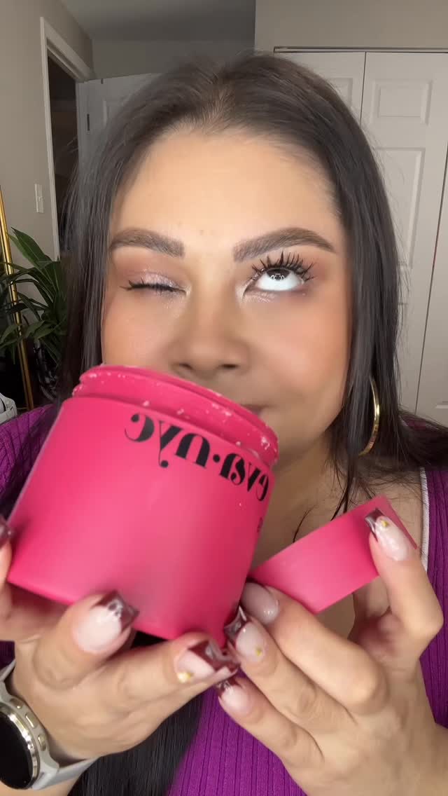 Instagram post by @es_jenny_solares for Sally Beauty. Caption reads: #SallyBeautyPartner🎄 I know it’s still October…....