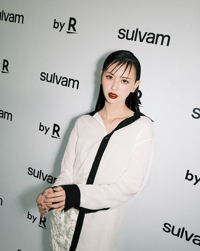 Instagram post by @emisuzuki_official for Rakuten Fashion. Caption reads: [...] 2025 RUNWAY SHOW サルバムが「by R」に参加し、Rakuten....