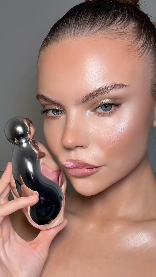 Instagram post by @alionagris for Kylie Cosmetics. Caption reads: [...] Sinnlichkeit verleihen. @kyliecosmetics....