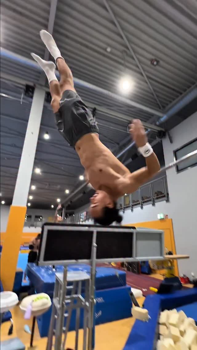 Instagram post by @latwist for XXL Nutrition. Caption reads: #Anzeige FREESTYLE ENERGY 🚀

In the lab - pushing....