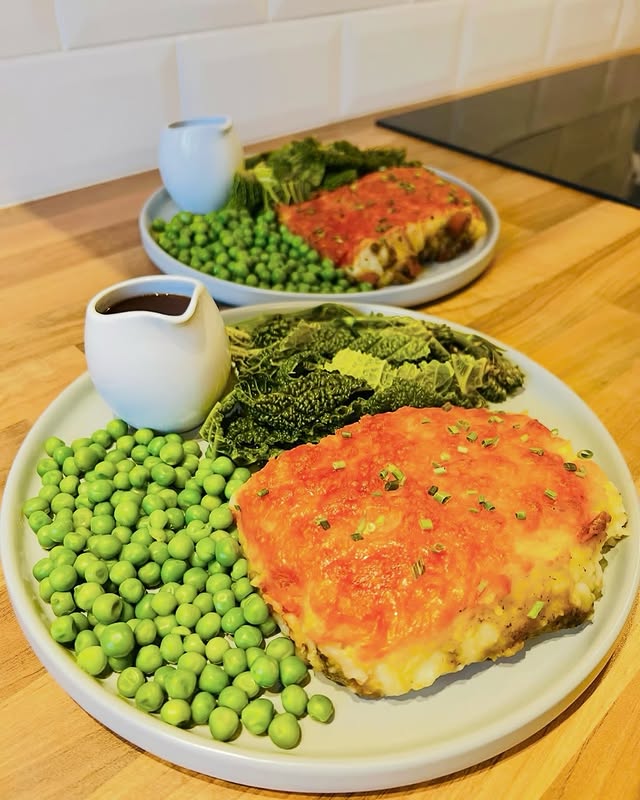 Instagram post by @mo_sw_diamond_target_member for Slimming World. Caption reads: DOUBLE CHEESY TOPPED COTTAGE PIE

OMG!!! Just look....