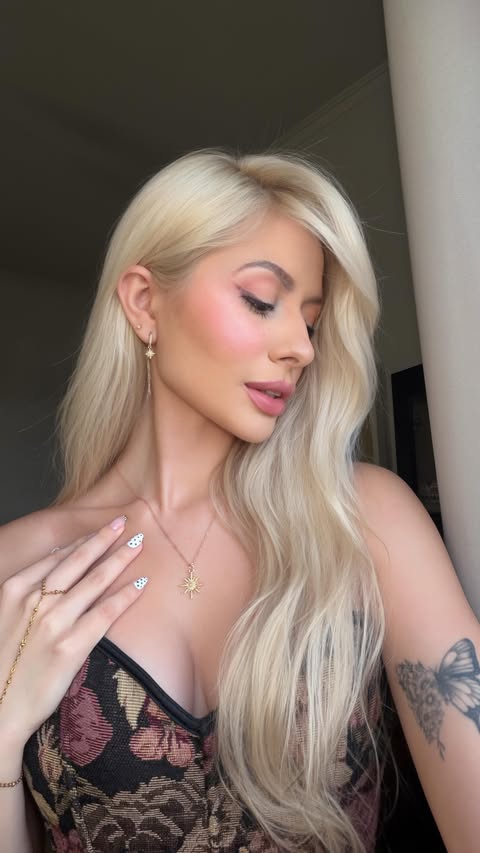 Instagram post by @thaissaarcanjo for Loreal. Caption reads: [...] #BelezaLivre #Beleza214 #AutoCuidado....