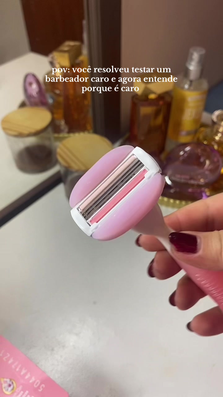 TikTok post by @tassimarcal for Gillette Venus. Caption reads: [...] 🥲 #barbeador #gillette #gillettevenus #fyp....