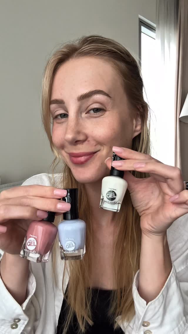 Instagram post by @_sairem for Sally Hansen. Caption reads: Jaká barva je podle tebe nejlepší? 😍Miracle gel....