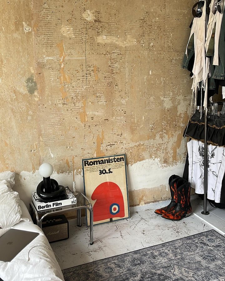 Instagram post by @freiraum_____ for Wall of Art. Caption reads: cozy saturday 
•
•
•
•
AD/gifted
#livingroominspo....