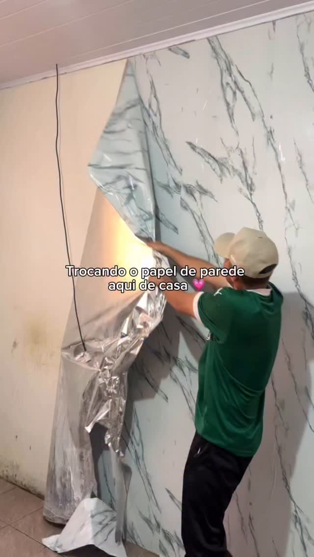 Instagram post by @sthee.souuza for Shopee. Caption reads: Se sua cozinha também não tem piso, o papel de....