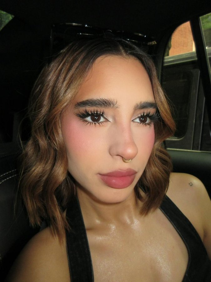 Instagram post by @domelipa for Cyzone. Caption reads: Mil historias, un labial 100% mate 0% transfer....