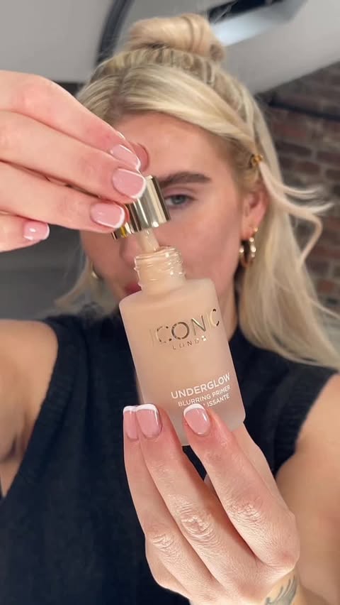 Instagram post by @hartyyy for Iconic. Caption reads: The gift of a Christmas glow @iconiclondon....