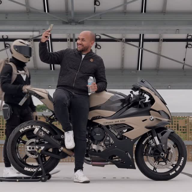 Instagram post by @peace_and_bike for Dainese. Caption reads: [...] 🪖: @agvhelmets Équipement full :....