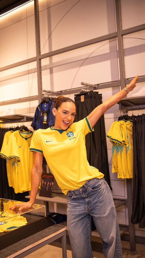Instagram post by @camilaliman for Nike. Caption reads: [...] conhecer as camisas oficiais da Copa @nike....