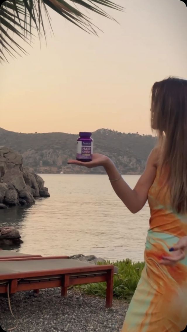 Instagram post by @unlulerindisleri for Vitabiotics. Caption reads: Koca bir yaz tatilinde deniz, kum ve güneş....