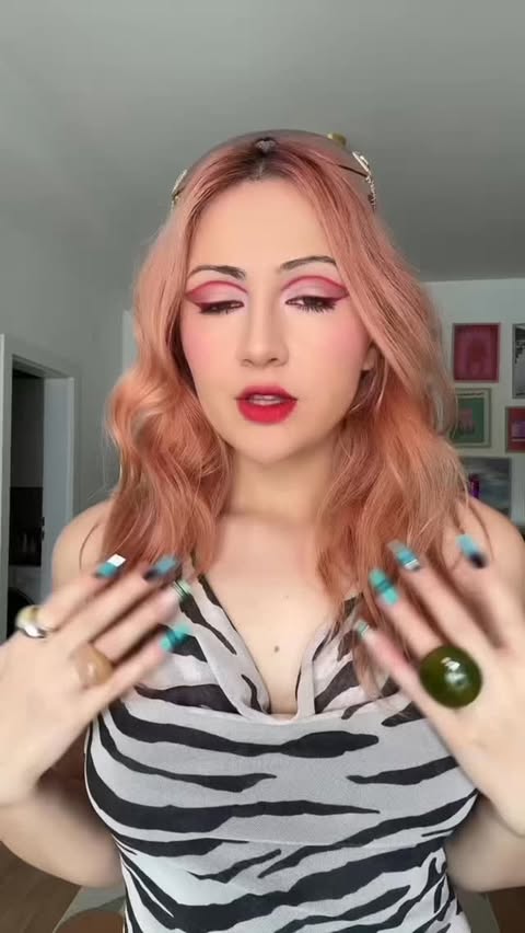 Instagram post by @ariananima for Notino. Caption reads: [...] I’m sat. 😮‍💨 gasiti toata colectia pe....