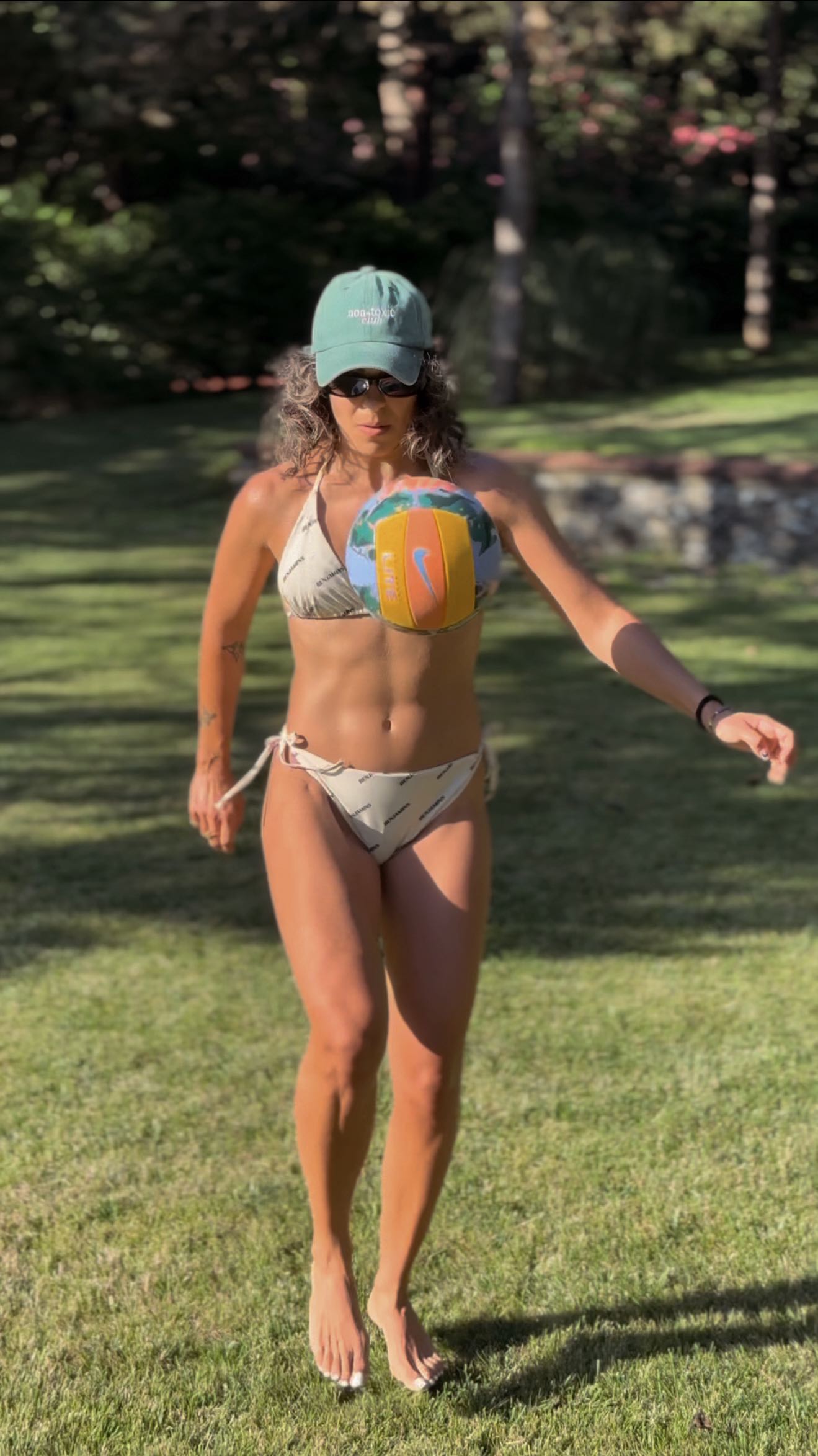 Instagram post by @melisdincol for LES BENJAMINS. Caption reads: [...] iş başa düştü 🤪😬 
Bikini: @lesbenjamins....