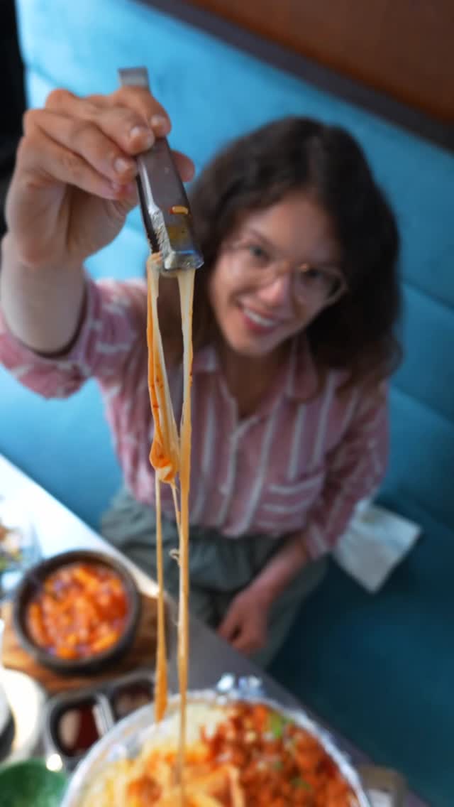 Instagram post by @fitclaire for Tiktok. Caption reads: Tu peux commander un lingot d’or chez @oppa.bbq....