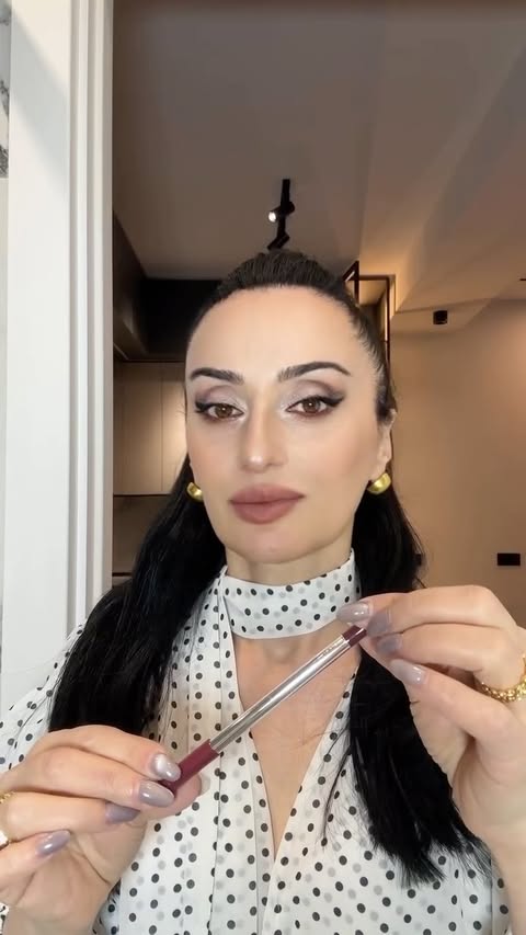 Instagram post by an influencer for SHEGLAM OFFICIAL. Caption reads: SHEGLAM Boldline Longwear Multi-Function Gel Liner....