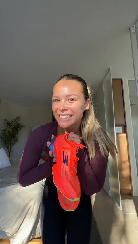 Instagram post by @_elodypetit for SKECHERS. Caption reads: Les Aero Tempo de @skechers.canada m’accompagnent....